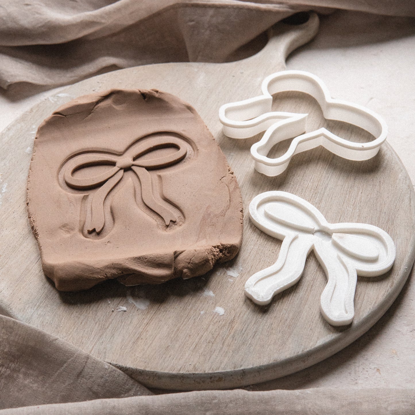 A Marie Thin Bow Seamless Stamper